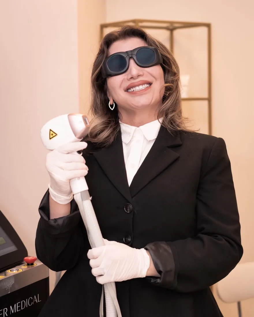 Zeena met de laser in haar salon in Capelle aan den IJssel